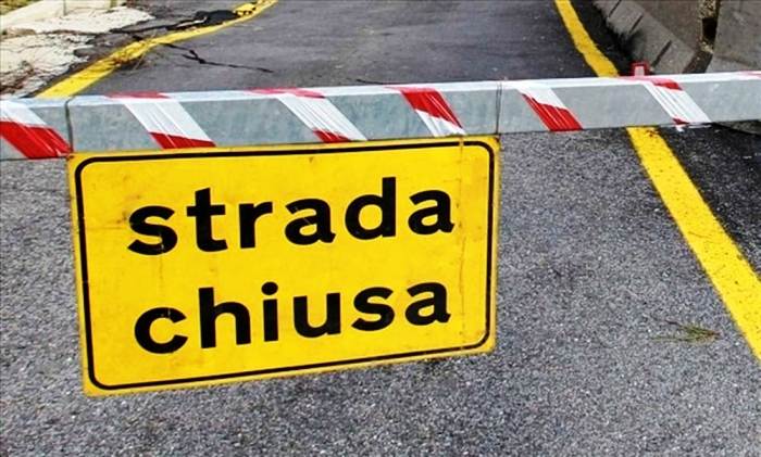 Un blocco di cemento piomba sulla provinciale, chiusa la strada di Trarego
