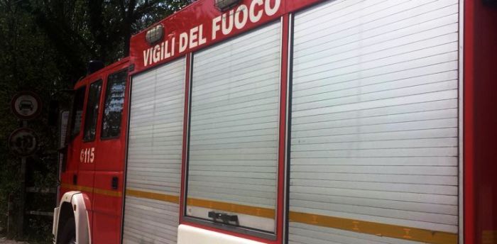 Macchia di gasolio in rotonda: intervengono municipale e vigili del fuoco