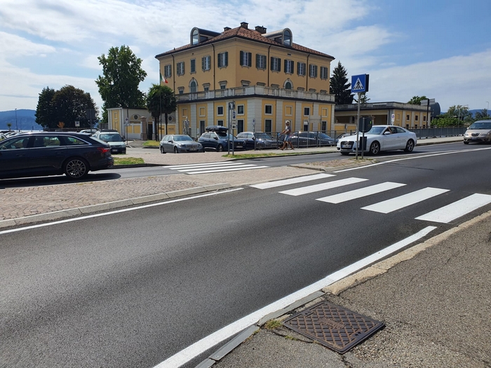 Spuntano le strisce pedonali in prossimità della rotonda di piazzale Flaim