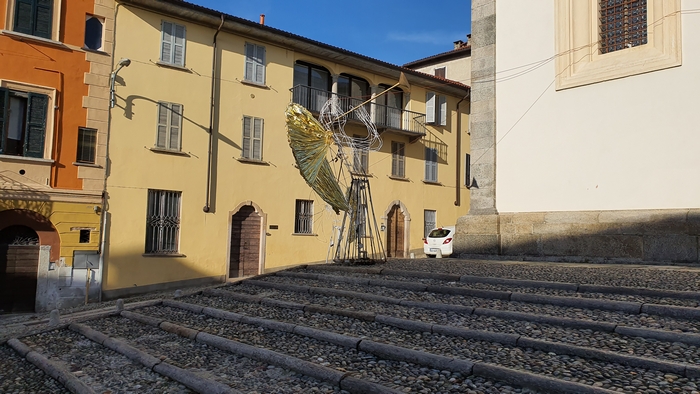 Gli angeli “spogliati”: vandali danno fuoco all’addobbo natalizio