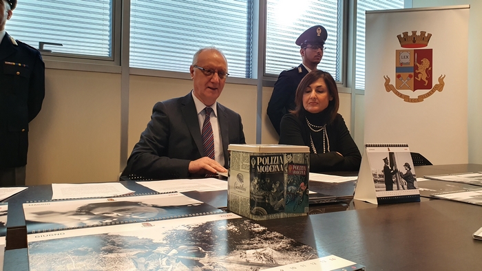 Il fotoreporter di guerra firma il calendario beneficio della polizia