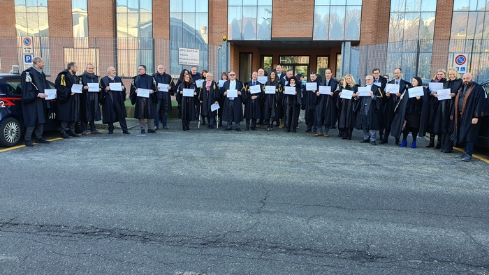 Il flash mob degli avvocati davanti al Tribunale: no alla riforma della prescrizione