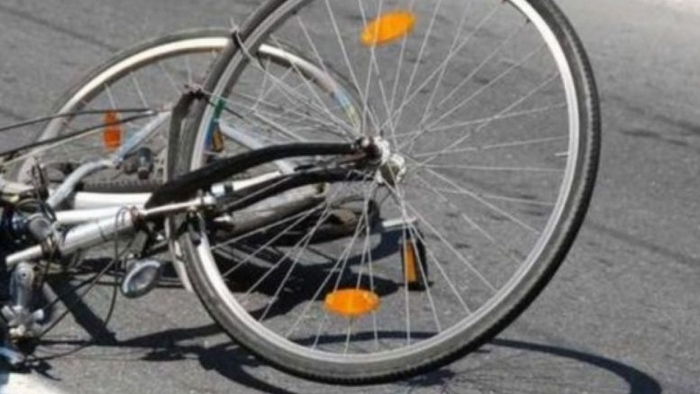 Ciclista investito da una moto: il pirata della strada “salvato” dalle telecamere
