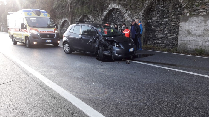 Incidente sulla ss34: perde il controllo dell’auto e finisce contro la parete di roccia