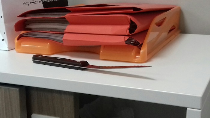 Due furti in quattro giorni ai Servizi sociali di Pallanza: il ladro lascia un coltello e tracce di sangue  