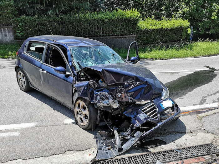 Colto da malore, impatta violentamente contro un muro rompendo un tubo del gas. Giovane di Vignone in ospedale