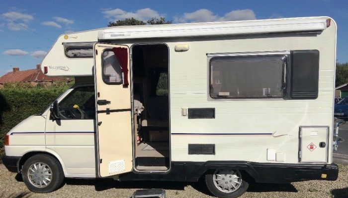 In cinque trattano un camper non in vendita: la frode on-line riesce e il truffatore la scampa