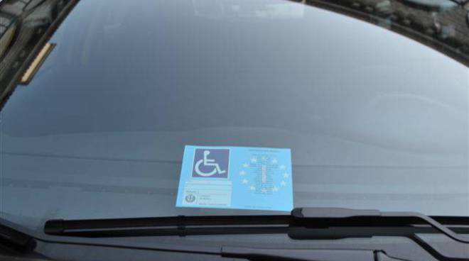 Contrassegno disabili falso: ventunenne denunciata