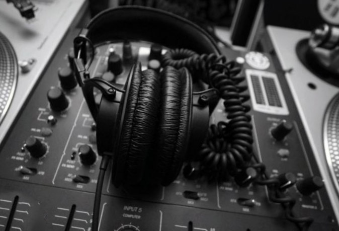 Cuffie professionali acquistate on-line con la carta di credito di un altro: deejay denunciato