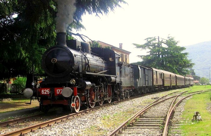 Il treno a vapore sbuffa a Stresa e porta i turisti sul Verbano