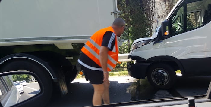 Statale 34: furgone tampona tir, disagi alla circolazione