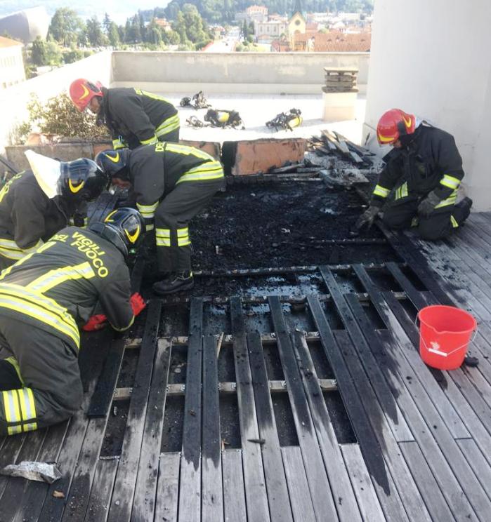 Incendio a Intra, a fuoco un terrazzo