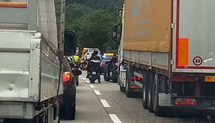 Camion perde “passerella” in superstrada: danneggiate cinque auto
