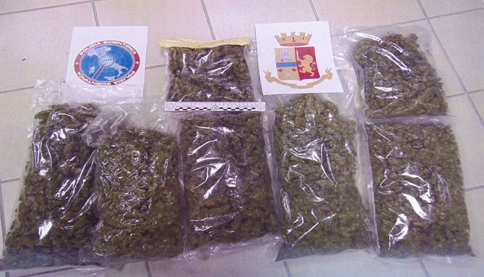 Ventenne sorpreso con 3,2 chili di marijuana nel bagagliaio