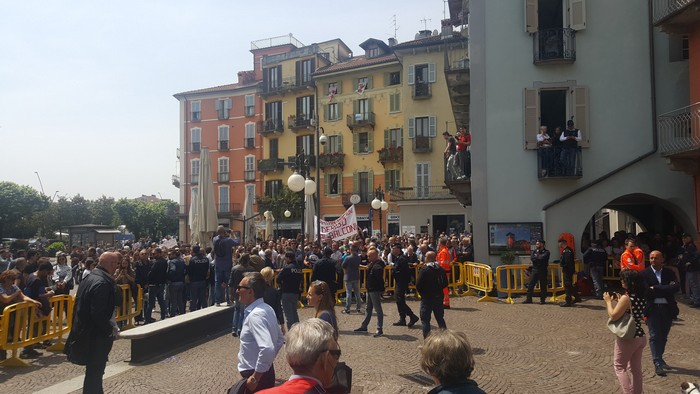 “Bella ciao”, cori e striscioni: gli oppositori del leader della Lega restano fuori