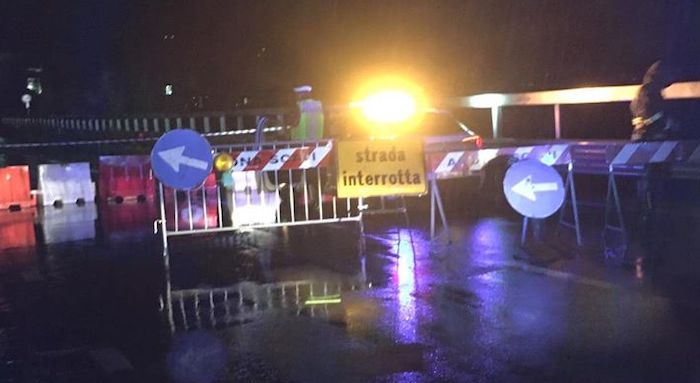Interrotta la statale 33 ad Arona, s'è abbassata la sede stradale 