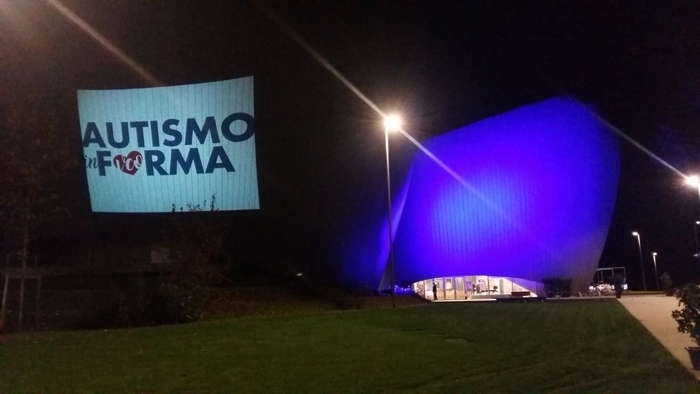Il teatro s’illumina di blu in favore dei soggetti autistici