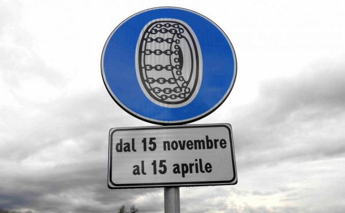 Da oggi l’obbligo di montare gomme invernali o tenere le catene a bordo