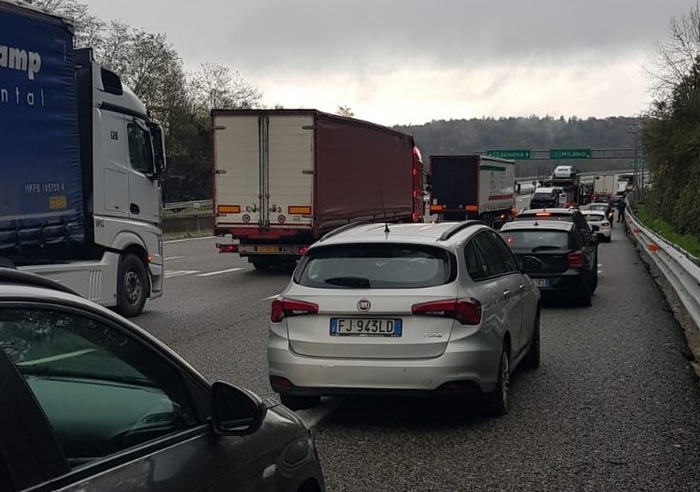 Camion perde il carico sull’A26: auto danneggiate e una donna ferita. Autostrada chiusa