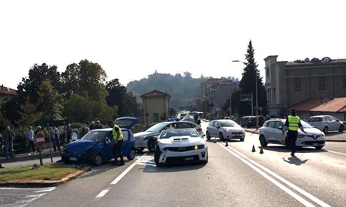 Incidente a Intra: tre auto coinvolte, tre feriti 