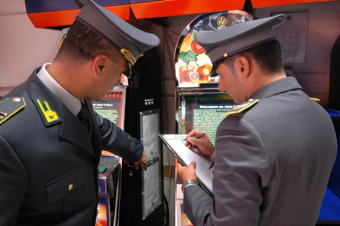 Videoslot illegali: 5 indagati e 500 apparecchi sequestrati. Perquisizioni nel Vco