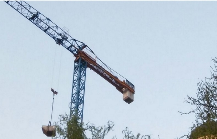 Frontaliere verbanese di 32 anni muore travolto dal carico di una gru