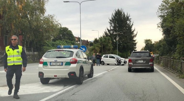 Perde il controllo dell'auto, finisce contro il guardrail e rimbalza sulla statale