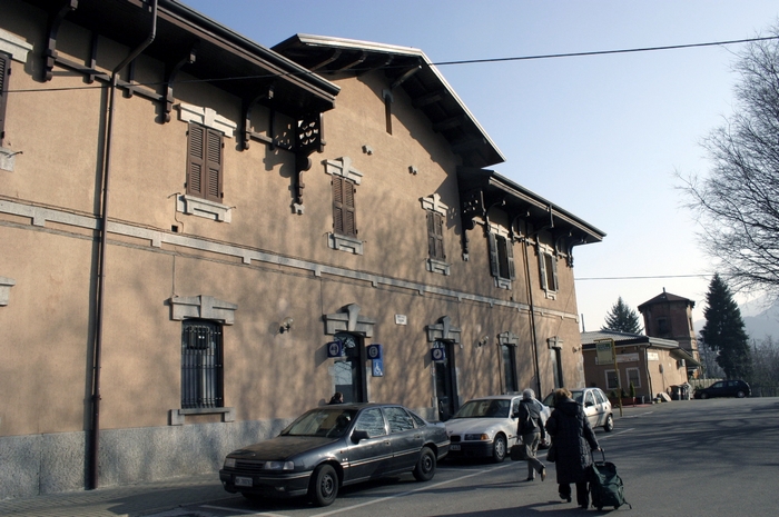 Mezzo parcheggio della stazione chiuso per trasloco. Auto all'Agenzia delle Entrate