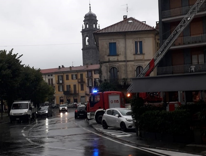 Maltempo: acqua in due condomini danneggiati dalla tromba d'aria. Una famiglia evacuata