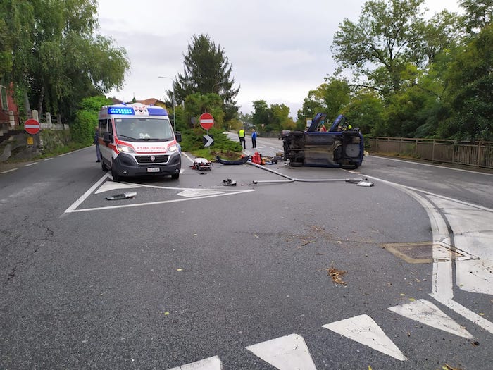 Incidente sulla 34, auto si ribalta ai Tre Ponti