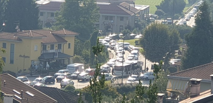 “Spunta” il cantiere per una pianta pericolante: ss34 chiusa e traffico in ginocchio (foto)