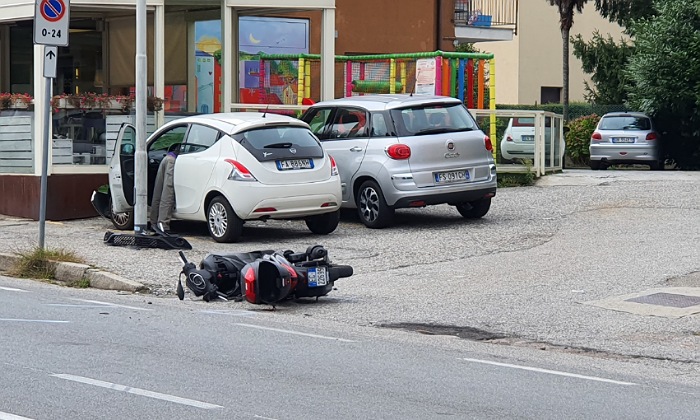 Auto svolta nel parcheggio della gelateria e centra uno scooter