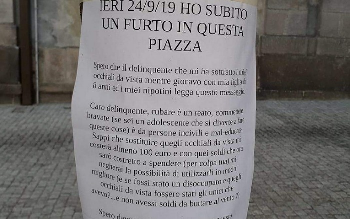 Derubato degli occhiali affigge in piazza un manifesto di sfogo contro il ladro