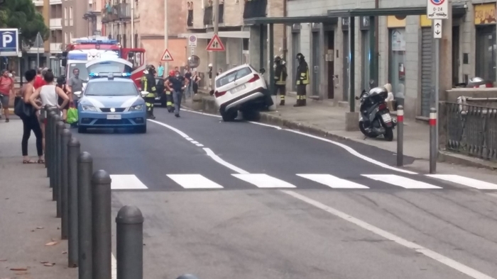 Malore al volante: finisce con l’auto sul marciapiede