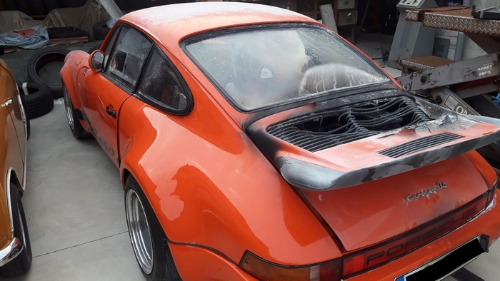 Fiamme dal motore di una Porsche: intervengono i vigili del fuoco