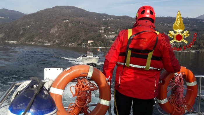 Ragazzo sorpreso dal vento si ribalta con la barca a vela, recuperato dai vigili del fuoco