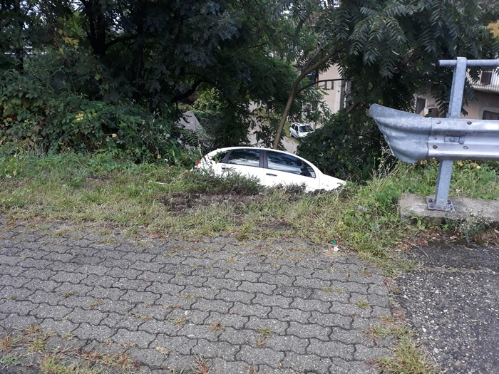 Perde il controllo dell’auto ed esce di strada 