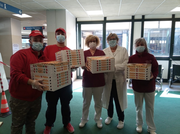 Big pizza dona cento margherite a medici e infermieri del “Castelli”