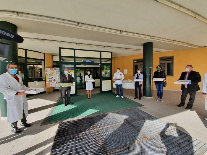 Cento cannoli siciliani in dono al personale dell’ospedale