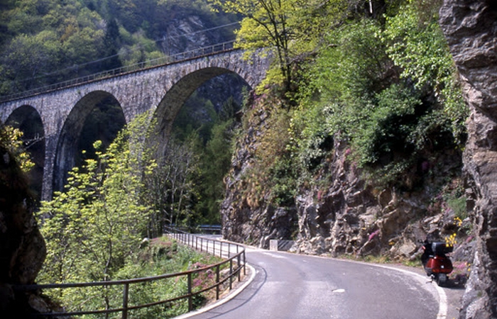 Moto a tutta velocità sulla strada delle Centovalli deserta