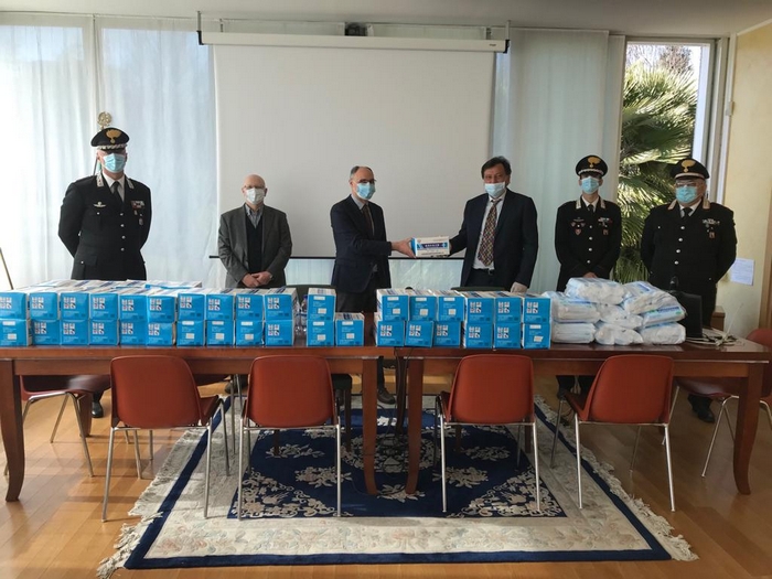 Imprenditore dona 10.000 mascherine a polizia e carabinieri