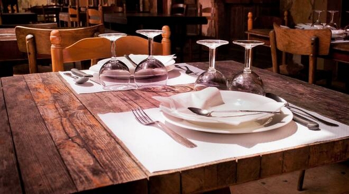 In Svizzera riaprono bar e ristoranti. I clienti dovranno lasciare i dati anagrafici ai titolari
