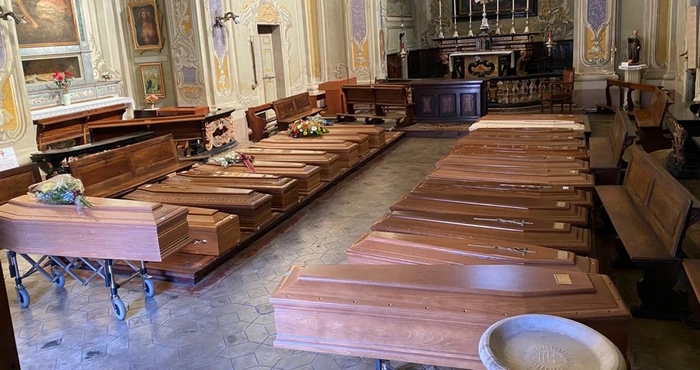 Non cessa l'emergenza al forno crematorio: ventuno salme riempiono la chiesa
