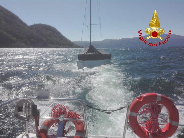 Barca alla deriva, intervengono i vigili del fuoco