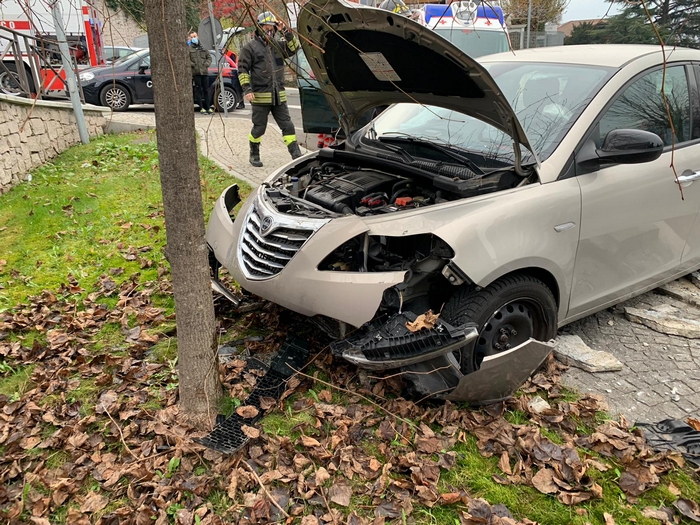 Anziana prende forte la rotonda e sfonda la cancellata
