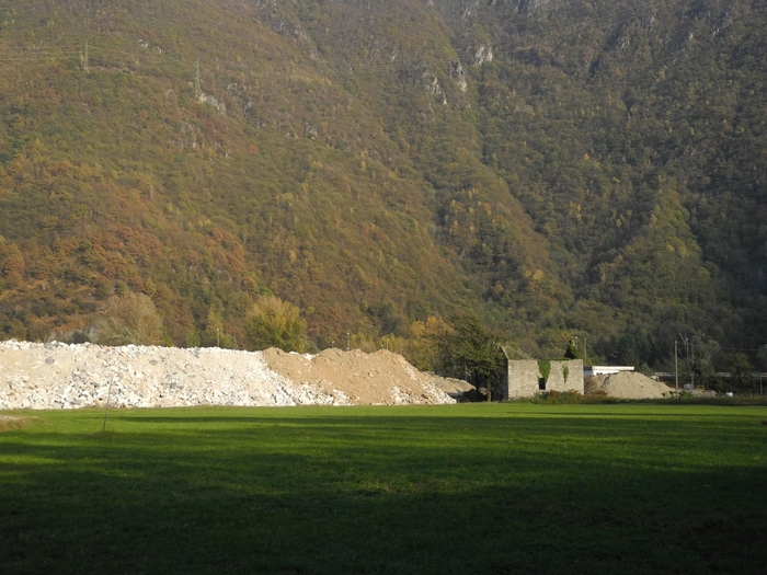 Deposito di sassi a lato della superstrada: in tre a giudizio dopo la denuncia ambientalista