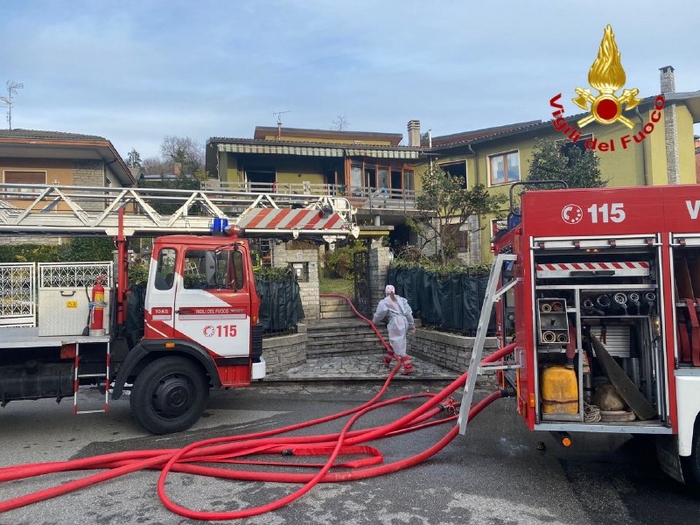 Fiamme in un appartamento: due evacuati e stabile inagibile