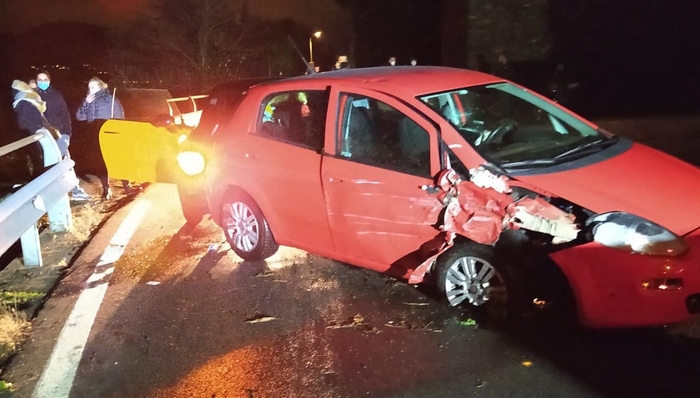Incidente sulla 34: sbatte, s'intraversa e finisce tamponato