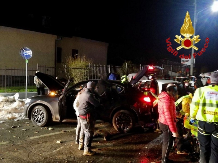 Due auto si scontrano e travolgono due pedoni: tre ferite, una grave