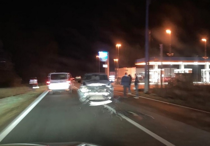 Tamponamento all'alba sulla ss34: un ferito